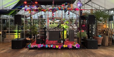 Podium Set 20 cm Hoog Huren | Professioneel Evenementenpodium | SpeakerVerhuur.nl Podium set van 20 cm hoog huren voor presentaties, optredens, evenementen en festivals