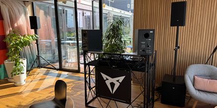 Licht en Geluid Huren voor Bedrijfsfeest | Professionele Audio & Feestverlichting Huur professionele licht- en geluidsapparatuur voor een bedrijfsfeest. Complete sets met speakers, microfoons en feestverlichting voor bedrijfsevents groot en klein.