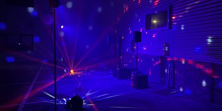 Licht en Geluid Huren voor Blacklight Feest | UV-Verlichting & Krachtige Audio Huur professionele UV-lampen, blacklight verlichting en geluidsapparatuur voor een spectaculair blacklight feest. Compleet met speakers, effecten en sfeerverlichting.