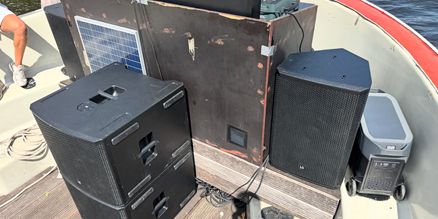 Speakers op accu huren bootfeest | Draadloos geluid op het water Speakers op accu huren voor bootfeest met draadloos geluid op een boot