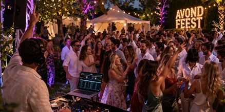 Bruiloft avondfeest met DJ set, licht en geluidsset voor feest en dans