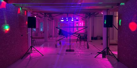 Licht en Geluid Huren voor Discofeest | Discoverlichting & Krachtige Geluidsset Organiseer een onvergetelijk discofeest met professionele licht- en geluidsapparatuur. Huur complete discoverlichting, speakers, microfoons en effecten voor elk feest.