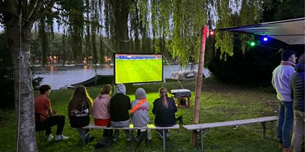 Licht, geluid en video huren tijdens EK en WK voetbalfeest Groot scherm, licht en geluid voor voetbalfeest