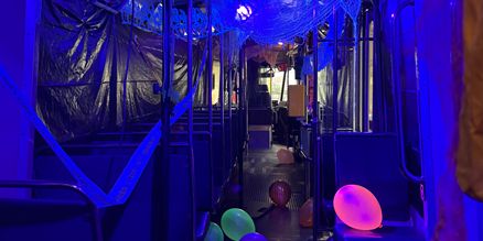 Licht en geluid verhuur tijdens een feest in een tram Licht en geluid huren voor tram feest
