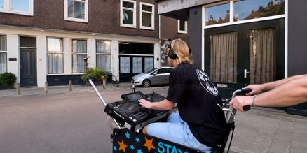 Geluid, Accu & DJ Set voor Bakfietsfeest Huren | SpeakerVerhuur.nl Geluid, accu en DJ-set voor bakfietsfeest huren inclusief professionele speakers, draagbare powerstation en DJ-apparatuur