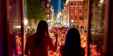 Geluid huren voor Koningsdag Krachtige geluidsinstallatie huren voor Koningsdag met speakers voor buitengebruik en feestelijke audio.
