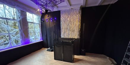 Licht en Geluid Huren voor Halloween Feest | Griezelige Effecten & Krachtig Geluid Huur professionele licht- en geluidsapparatuur voor jouw Halloween feest. Creeër een spannende sfeer met rookmachines, lichteffecten, speakers en special effects.