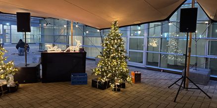 Licht en Geluid Huren voor Kerstfeest | Complete Feestverlichting & Geluidsset Huur professionele licht- en geluidsapparatuur voor een sfeervol kerstfeest. Complete sets met speakers, microfoons en feestverlichting voor bedrijven, scholen en verenigingen.