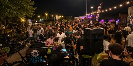 Licht, Accu en Geluid Huren voor Straatfeest | SpeakerVerhuur.nl Licht, accu en geluid huren voor een straatfeest inclusief professionele speakers, verlichting en draagbare powerstations