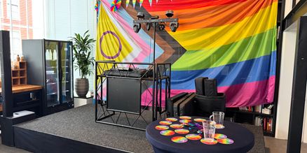 Licht en geluid huren voor Gay Pride Kleurrijke licht- en geluidsapparatuur voor Gay Pride evenementen, met feestverlichting en krachtige speakers.