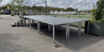 Podium Set 100 cm Hoog Huren | Professioneel Evenementenpodium | SpeakerVerhuur.nl Podium set van 100 cm hoog huren voor presentaties, optredens, evenementen en festivals