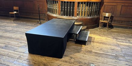 Podium Set 60 cm Hoog Huren | Professioneel Evenementenpodium | SpeakerVerhuur.nl Podium set van 60 cm hoog huren voor presentaties, optredens, evenementen en festivals