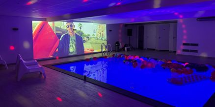 Licht en Geluid Huren voor Pool Party | Buitenfeest Verlichting & Waterbestendige Speakers Huur professionele licht- en geluidsapparatuur voor een pool party. Waterbestendige speakers, sfeerverlichting en feestelijke effecten voor een onvergetelijk buitenfeest.