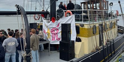 Licht en Geluid Huren voor Bootfeest | Compacte Feestverlichting & Geluidsset Organiseer een onvergetelijk bootfeest met compacte en krachtige licht- en geluidsapparatuur. Huur speakers, sfeerverlichting en microfoons die ideaal zijn voor gebruik aan boord.