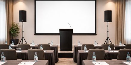 Speakerset met luidsprekers voor presentatie in vergaderruimte of conferentiezaal