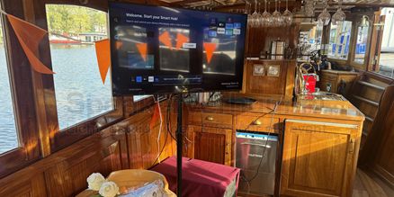 TV scherm huren voor boot | Perfect voor events op het water TV scherm huren op boot voor evenement met beeld en presentatie