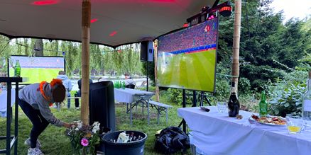TV scherm huren voor evenementen | Professionele display verhuur | SpeakerVerhuur.nl TV scherm huren voor evenementen zoals beurzen, presentaties en bedrijfsevenementen