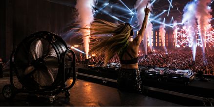 Ventilator huren voor DJ | SpeakerVerhuur.nl Professionele ventilator huren voor een DJ met een krachtig en regelbaar windeffect tijdens festivals, clubs, feesten en evenementen.