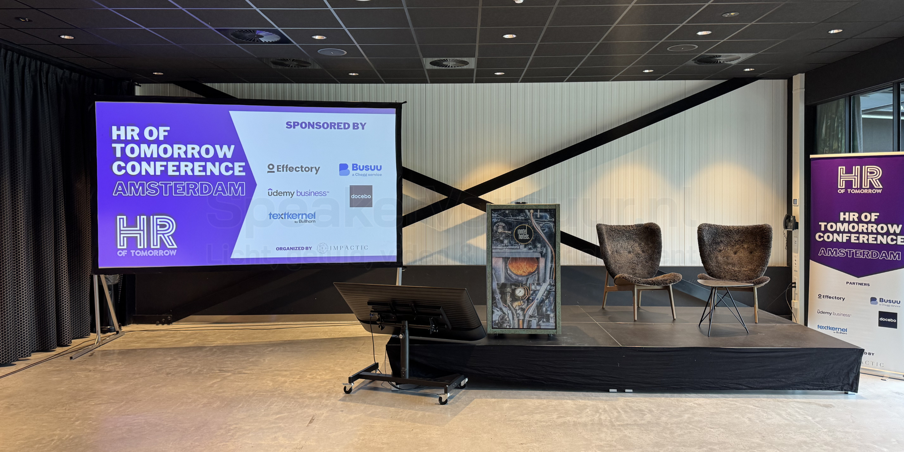 Podium set van 40 cm hoog huren voor presentaties, optredens, evenementen en festivals