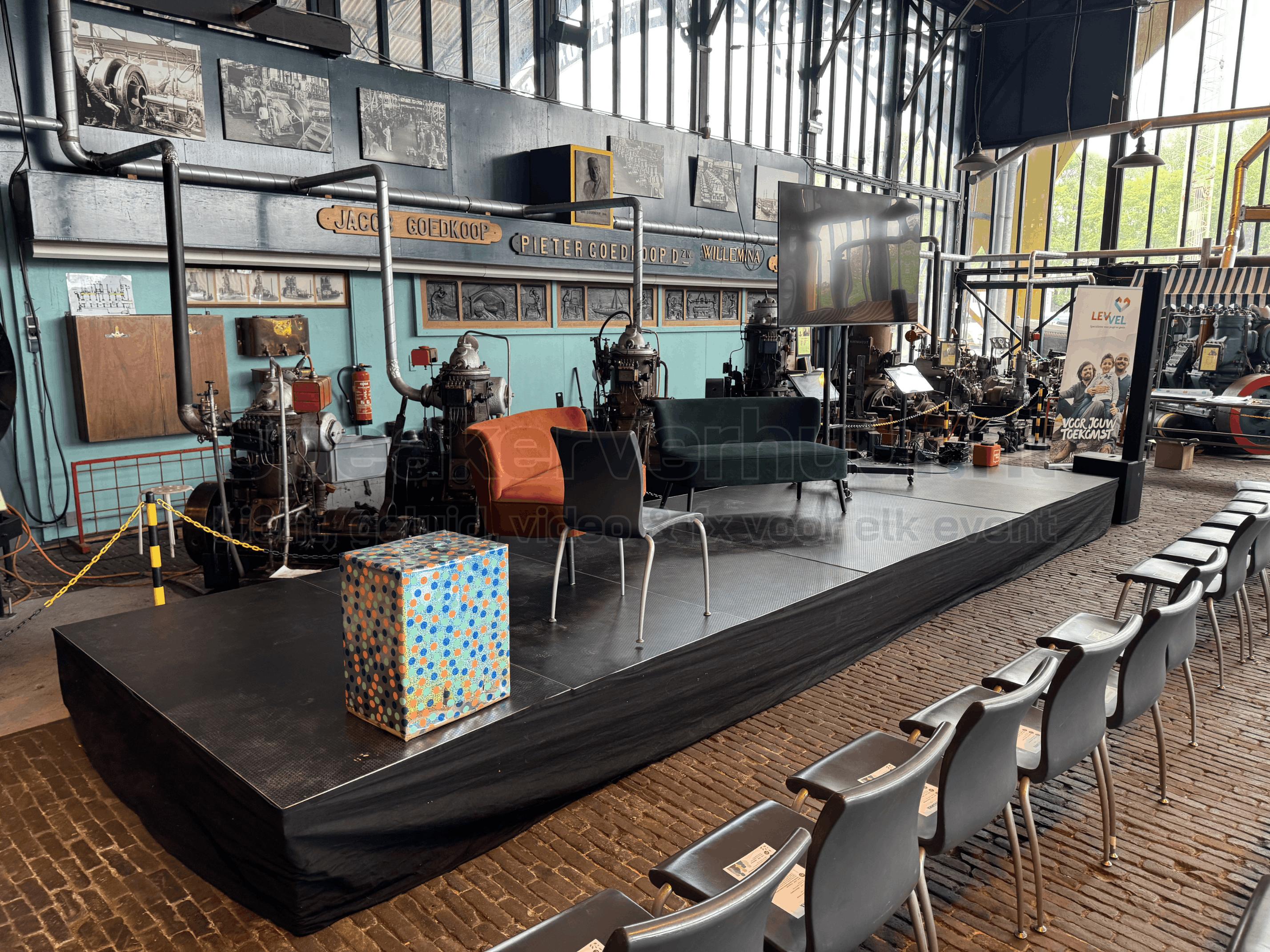 Podium huren voor presentatie, congres, seminar, bedrijfsbijeenkomst en evenement