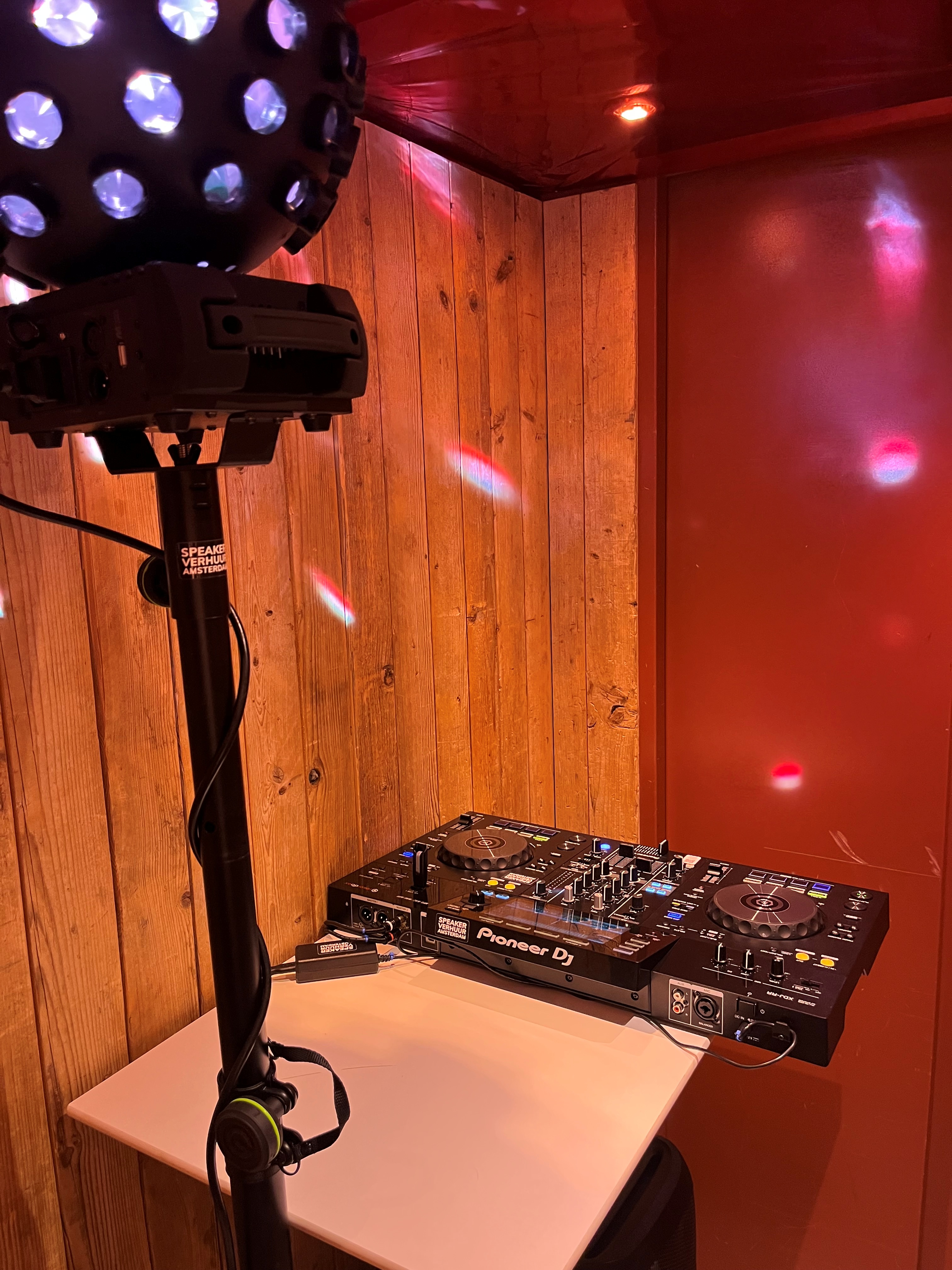 Liftfeest organiseren? Huur licht, geluid, dj set en accu