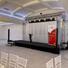 LD Systems MAUI 28 G3 voor presentatie huren | SpeakerVerhuur.nl LD Systems MAUI 28 G3 actieve kolomspeaker tijdens een zakelijke presentatie met heldere spraakversterking.
