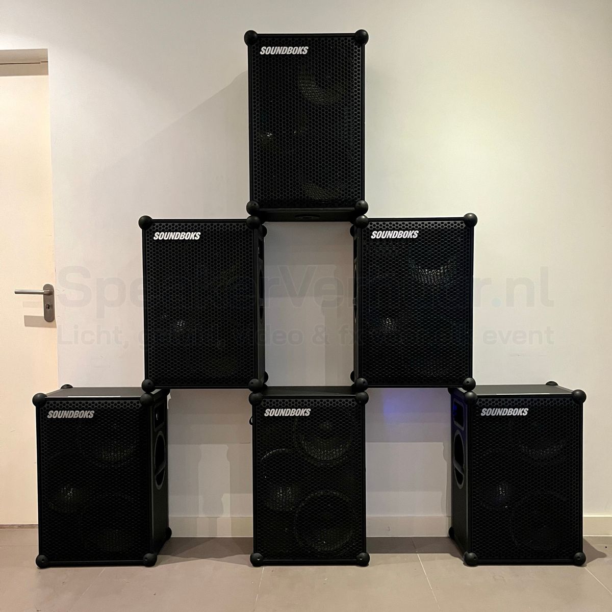 Zes gestapelde Soundboks 3 speakers voor grootschalige feesten, evenementen en festivals met extreem krachtig geluid. TeamUP maakt het mogelijk om meerdere Soundboks-speakers draadloos aan elkaar te koppelen.