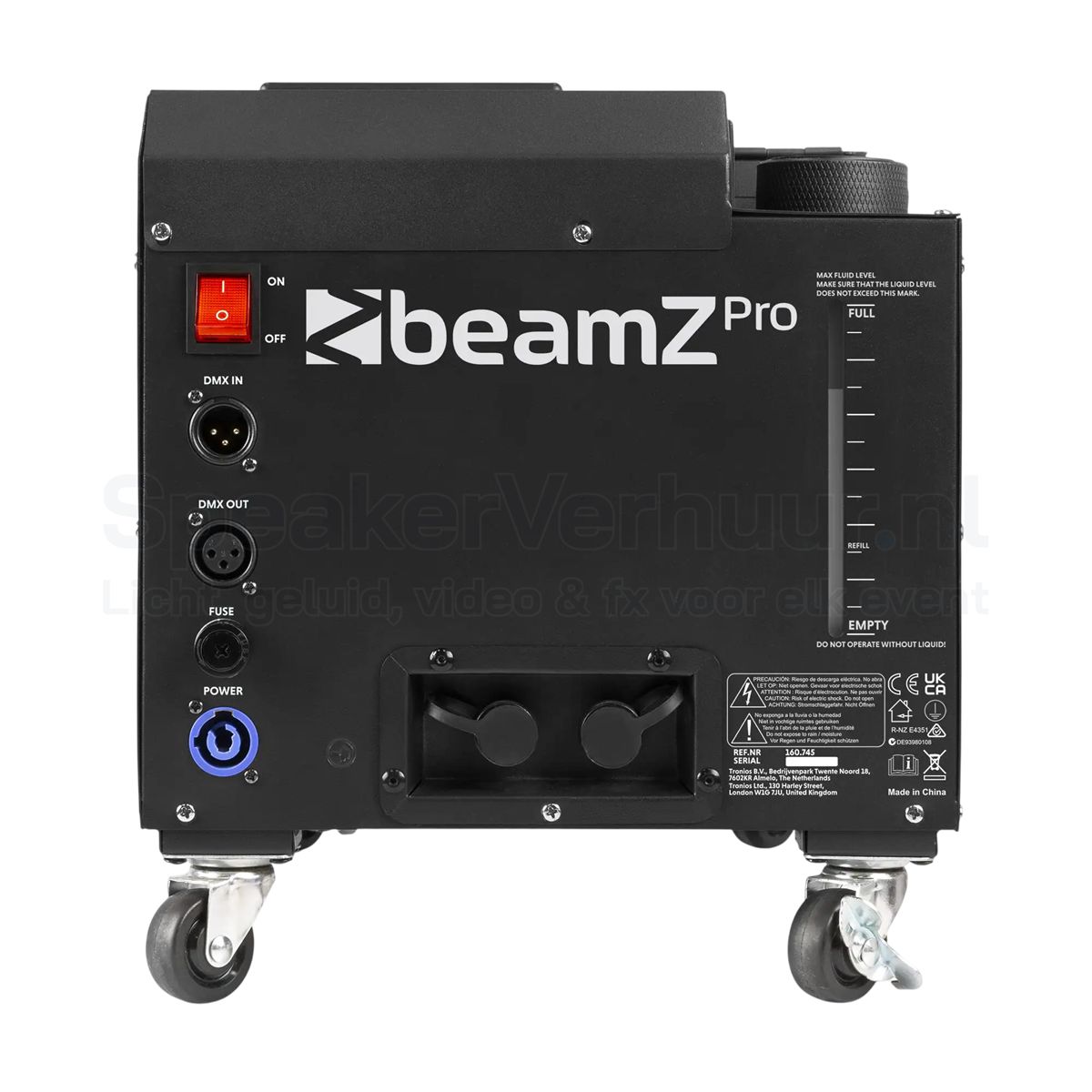 Achterzijde van de BeamZ Professional LF1400 low fogger met DMX-aansluitingen, stroomaansluiting, bedieningspaneel en vloeistoftank.