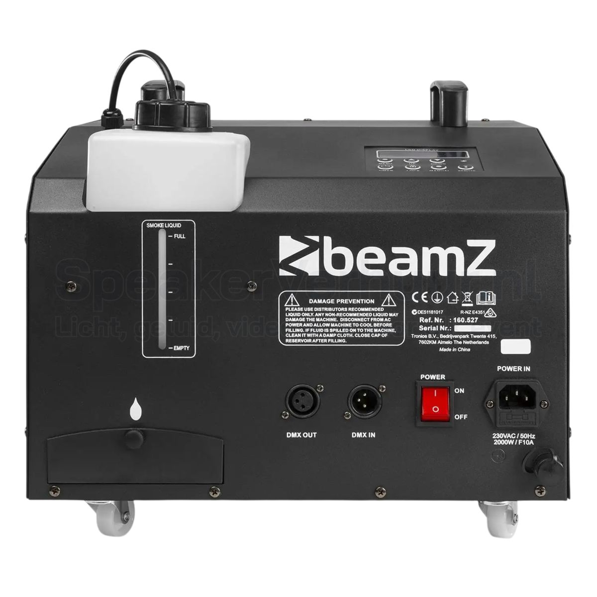 BeamZ SB2000LED achterkant huren | SpeakerVerhuur.nl Achterzijde van de BeamZ SB2000LED rook- en bellenblaasmachine met stroomaansluiting, DMX-aansluitingen en reservoirs voor rook- en bellenvloeistof.