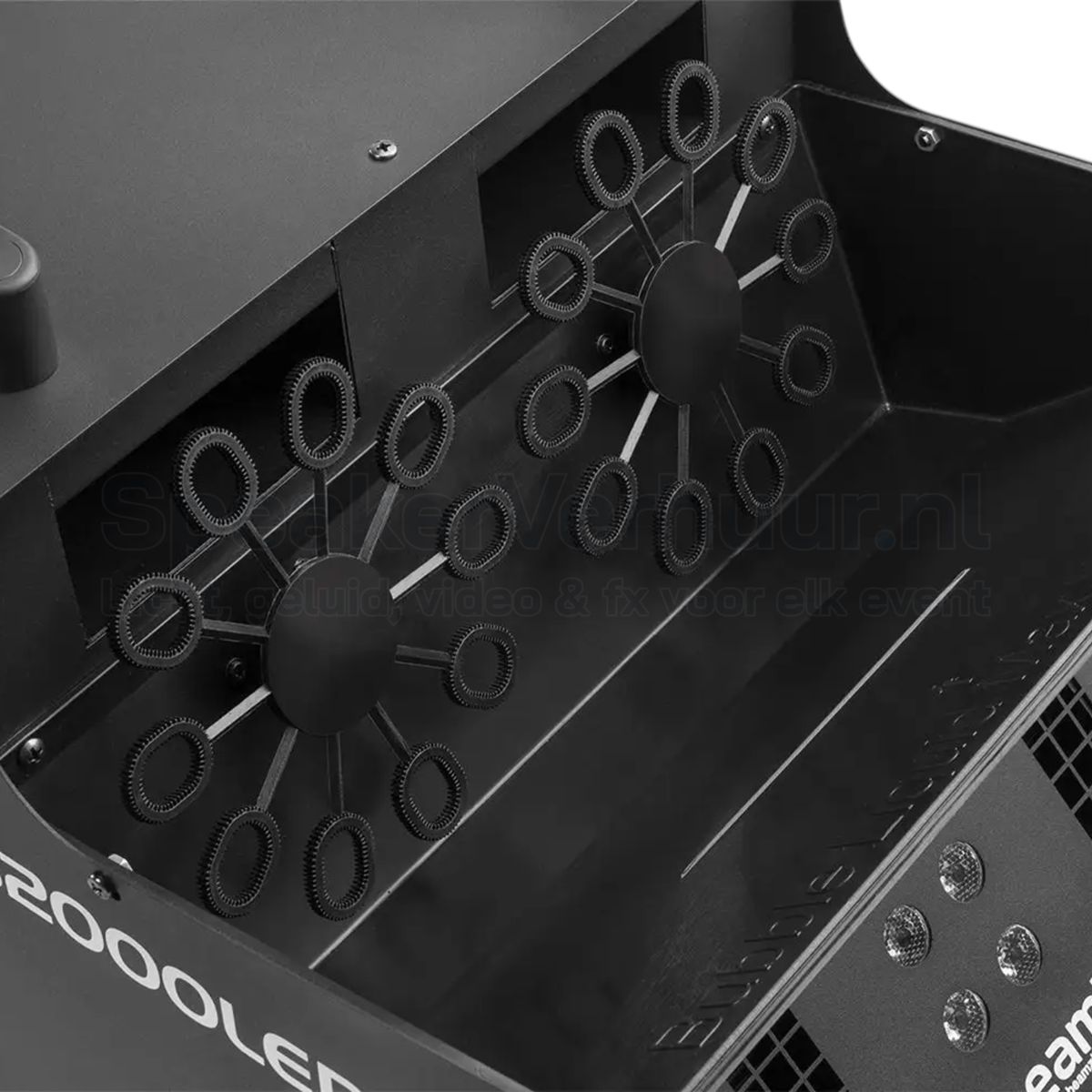 BeamZ SB2000LED rook- en bellenblaasmachine in gebruik huren | SpeakerVerhuur.nl BeamZ SB2000LED rook- en bellenblaasmachine in gebruik met een combinatie van rook, duizenden bellen en kleurrijke LED-verlichting tijdens een feest, bruiloft of evenement.