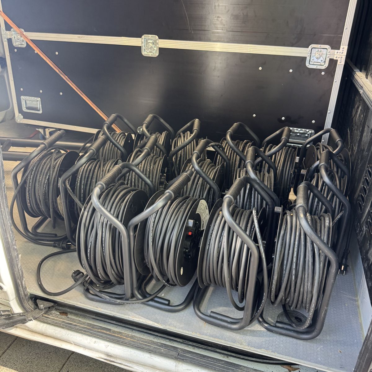 Haspels huren | SpeakerVerhuur.nl Haspels huren voor evenementen, festivals, bouwplaatsen en producties. Kies uit professionele kabelhaspels in verschillende lengtes voor een veilige en betrouwbare stroomvoorziening.