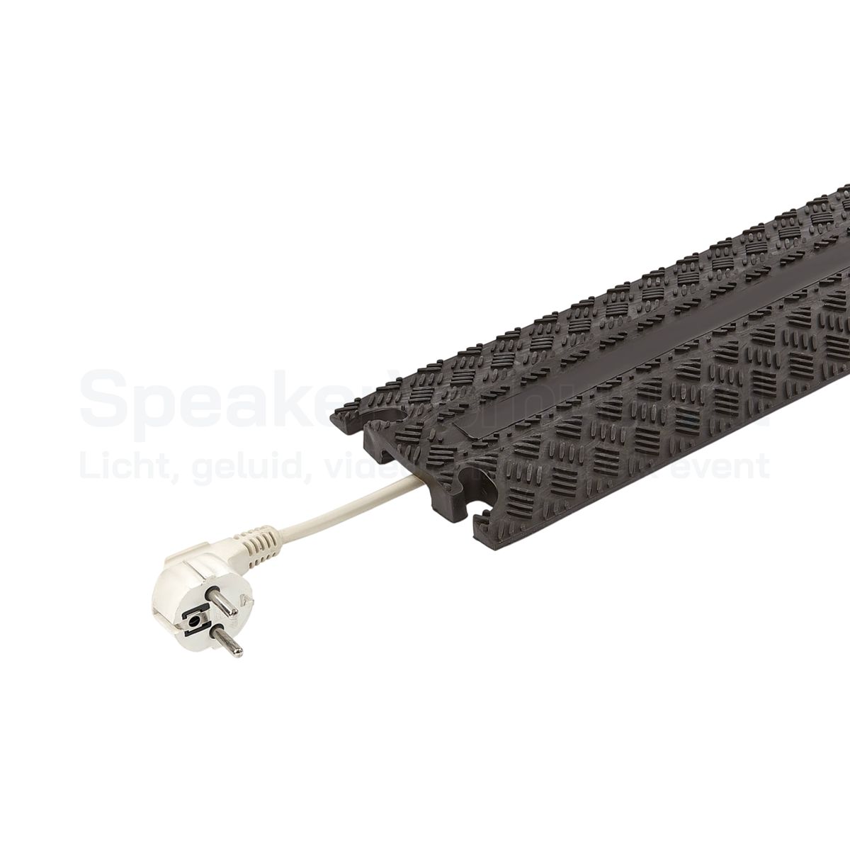Kabeldrempel 100 cm met kabel huren | SpeakerVerhuur.nl Zwarte kabeldrempel van 100 cm met een stroom- of signaalkabel onder de drempel voor het veilig afdekken en beschermen van bekabeling tijdens evenementen, festivals en producties.