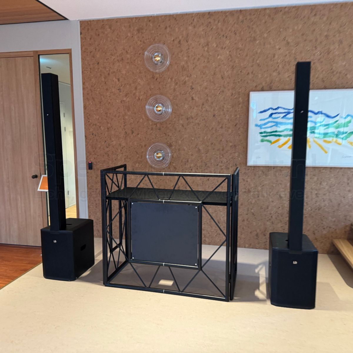 LD Systems MAUI 28 G3 voor DJ-set huren | SpeakerVerhuur.nl LD Systems MAUI 28 G3 actieve kolomspeaker naast een professionele DJ-set voor feesten, bruiloften en evenementen.