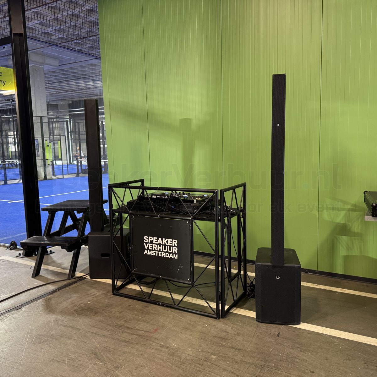 LD Systems MAUI 28 G3 voor padelbaan huren | SpeakerVerhuur.nl LD Systems MAUI 28 G3 actieve kolomspeaker tijdens een padeltoernooi voor muziek, omroep en prijsuitreikingen.