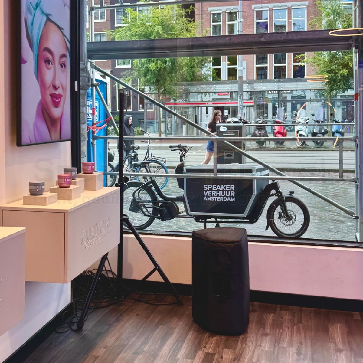 LD Systems Stinger 12A G3 actieve speaker gecombineerd met een rookmachine voor een complete feest- en evenementbeleving.