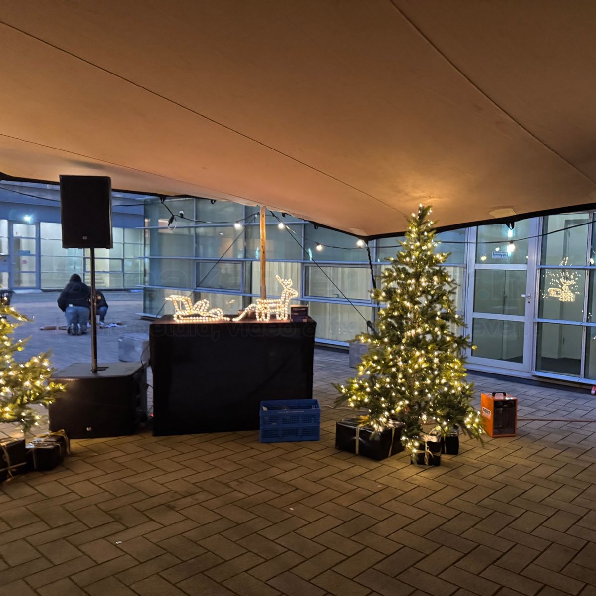 LD Systems Stinger 12A G3 actieve speaker tijdens een kerstborrel met sfeervolle achtergrondmuziek en heldere spraakversterking.