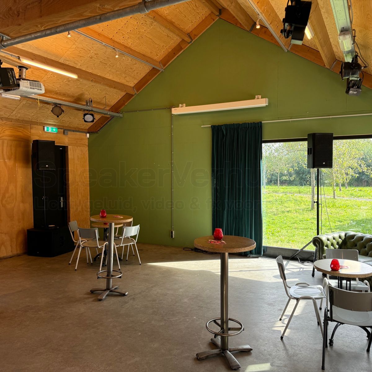 LD Systems Stinger 12A G3 actieve speaker tijdens een diner, bedrijfsborrel of evenement in een restaurant.