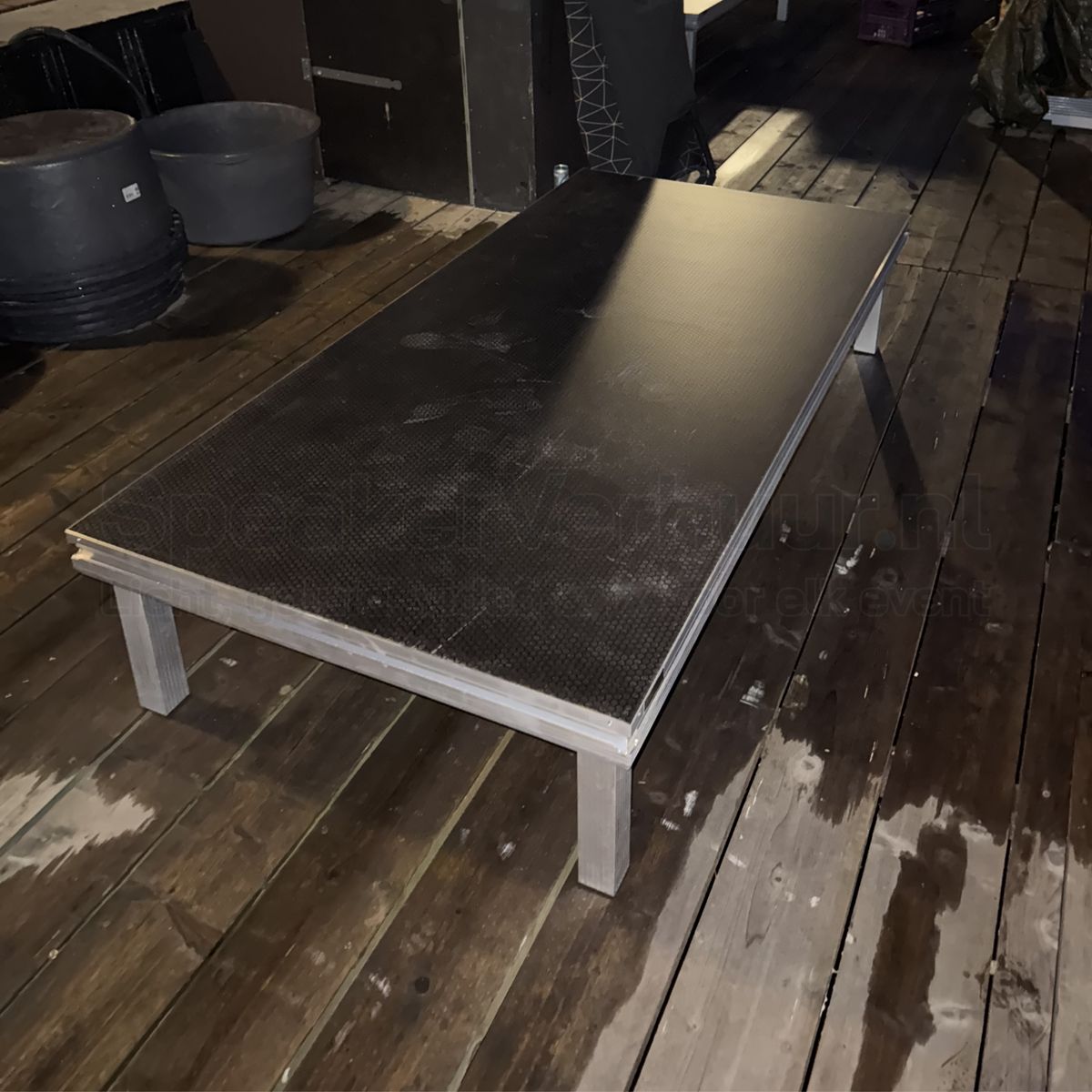 Podium op Boot Huren | Drijvend Podium voor Evenementen | SpeakerVerhuur.nl Podium op een boot huren voor evenementen, presentaties, optredens en feesten op het water