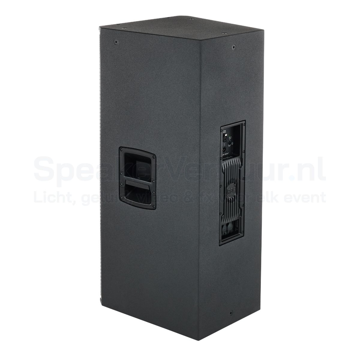 Zijaanzicht van de RCF NX 985-A actieve speaker met robuuste houten behuizing, stalen grill en geïntegreerde handgreep.