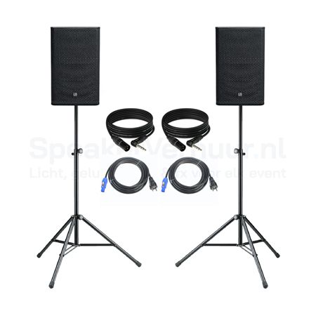 DJ Monitor Speaker Set Stereo op Statief Huren | Professionele Booth Monitors | SpeakerVerhuur.nl DJ monitor speaker set stereo op statief huren voor DJ-booths, clubs, festivals en professionele DJ-sets